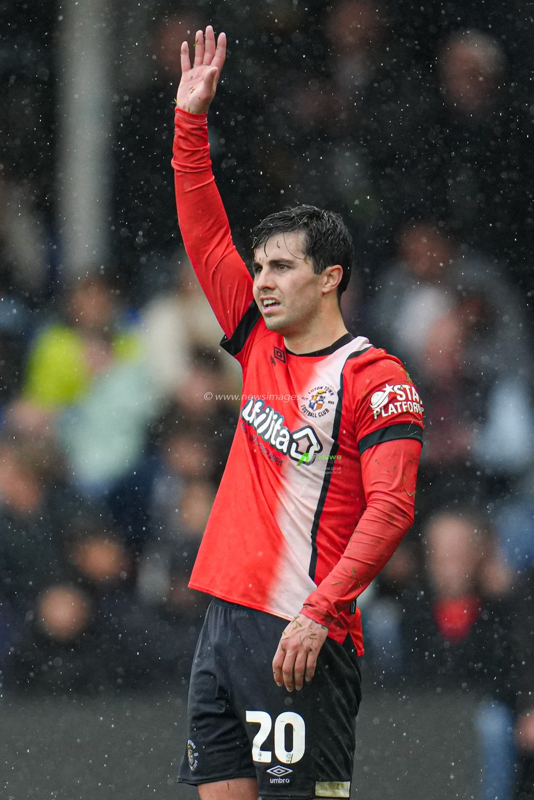 Liam Walsh of Luton Town over free kick during the Sky Bet Championship match Luton Town vs Bristol City at Kenilworth Road, Luton, United Kingdom, 21st April 2025

(Photo by Harvey Murphy/News Images)