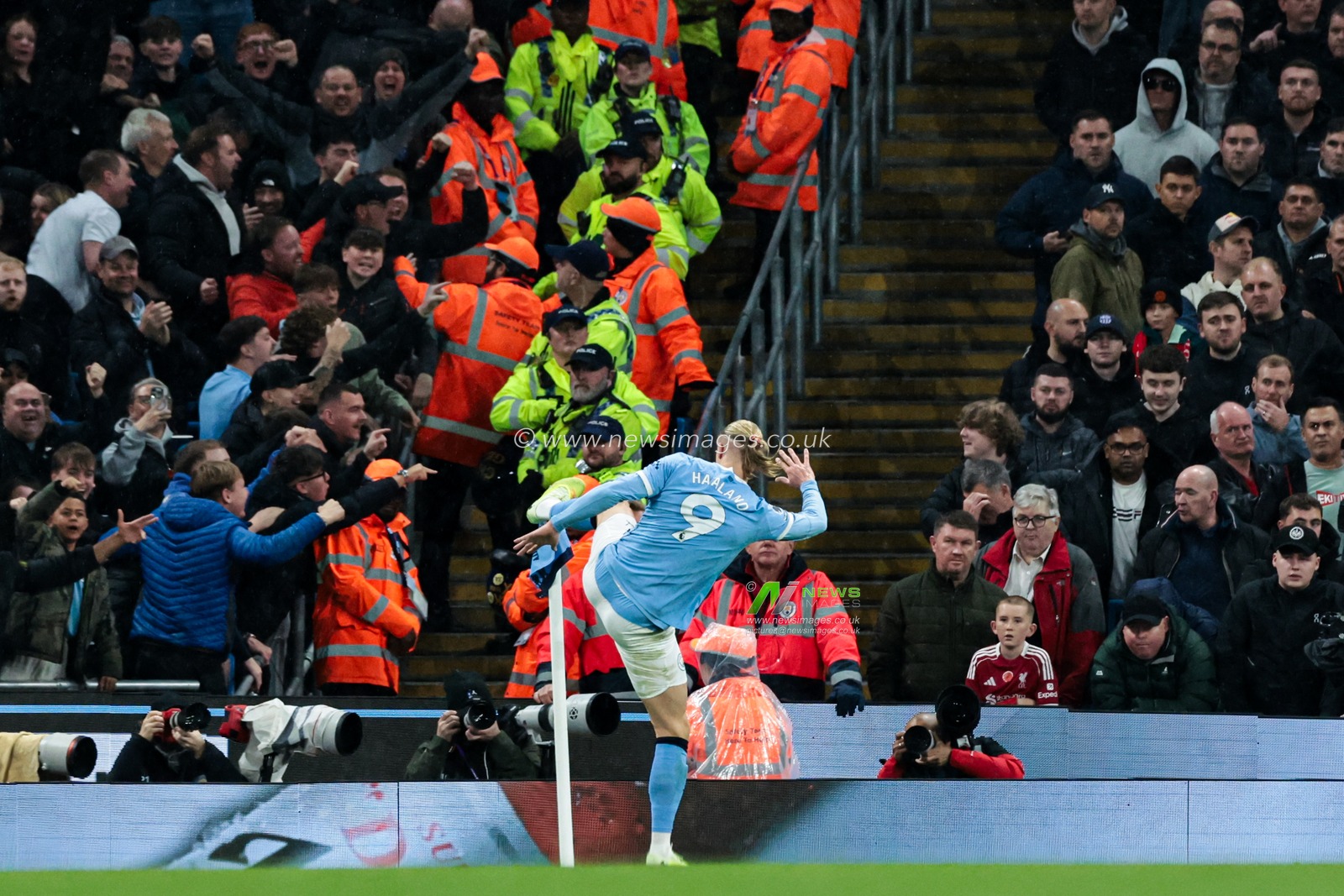 Erling Haaland of Manchester City celebrates goal to make it 1-0 during the Premier League match Manchester City vs Liverpool at Etihad Stadium, Manchester, United Kingdom, 9th November 2025

(Photo by Mark Cosgrove/News Images)

*** GER AUT SUI OUT ***