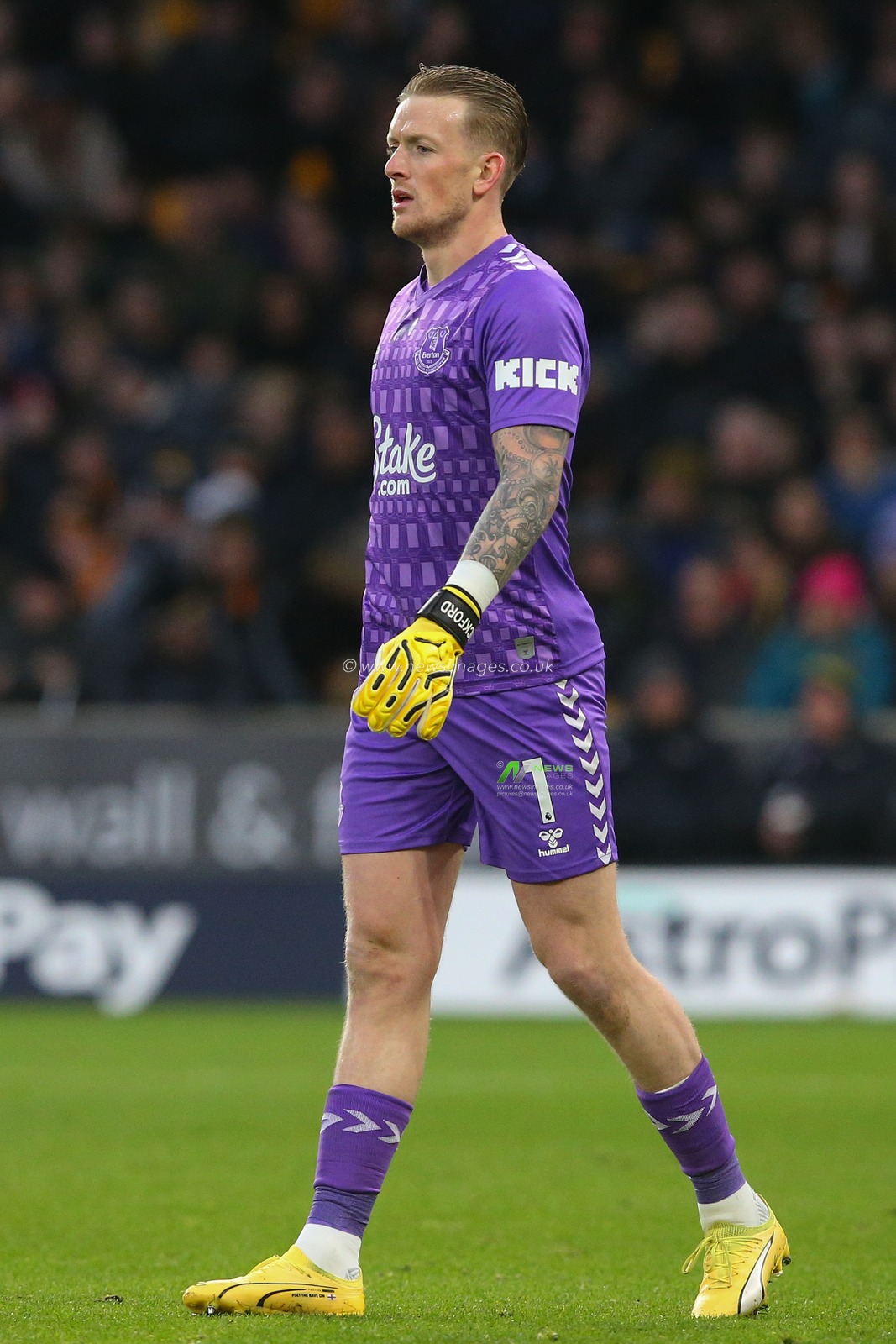 Jordan Pickford #1 of Everton during the Premier League match Wolverhampton Wanderers vs Everton at Molineux, Wolverhampton, United Kingdom, 30th December 2023

(Photo by Gareth Evans/News Images)