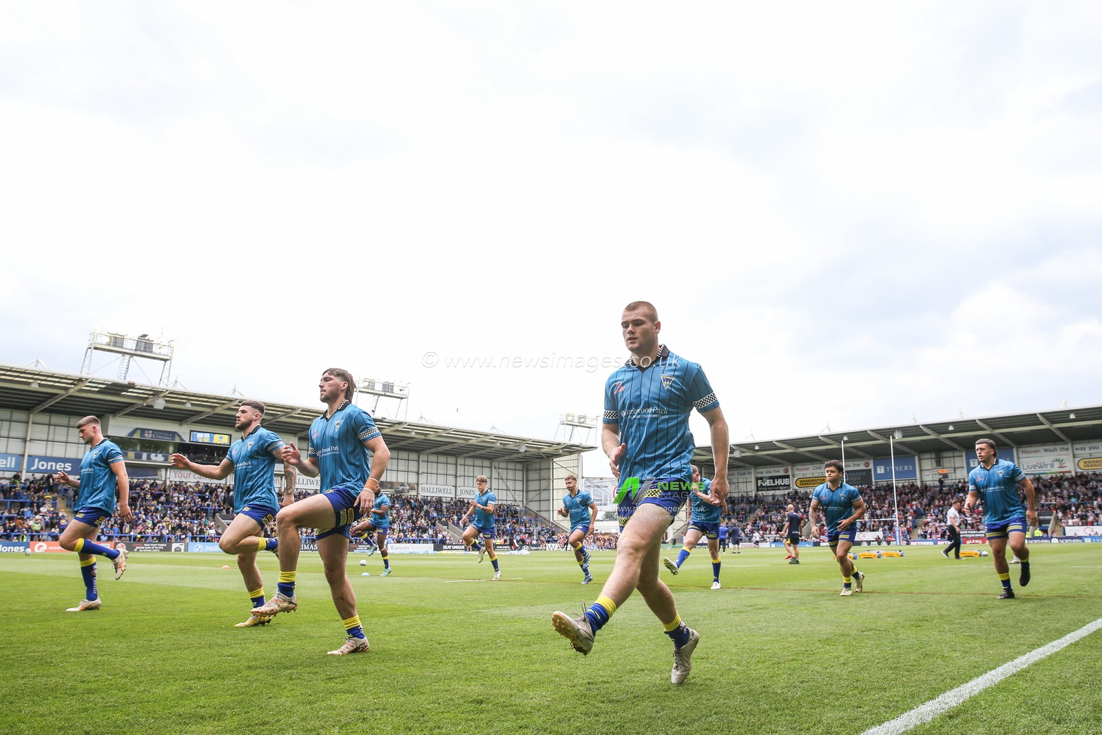 Warrington Wolves players during the pre-game warm up ahead of the Betfred Super League Round 13 match Warrington Wolves vs Wigan Warriors at Halliwell Jones Stadium, Warrington, United Kingdom, 1st June 2024

(Photo by Gareth Evans/News Images)