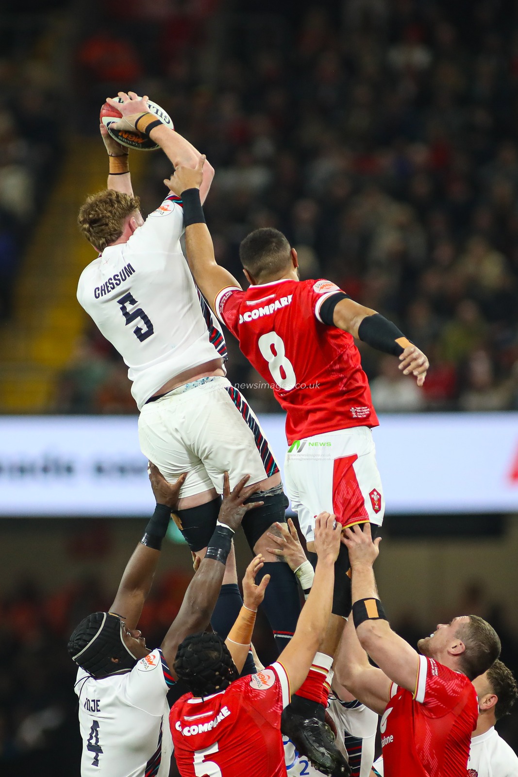 Ollie Chessum of England wins the line out during the 2025 Guinness 6 Nations match Wales vs England at Principality Stadium, Cardiff, United Kingdom, 15th March 2025

(Photo by Andrew Lewis/News Images)