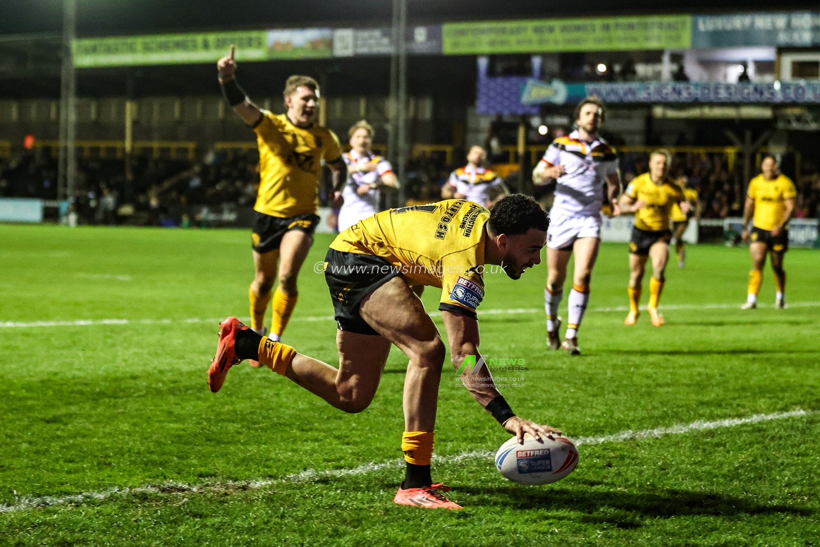 Darnell McIntosh of Castleford Tigers goes over for a try during the Betfred Super League round 6 match Castleford Tigers vs Bradford Bulls at OneBore Stadium, Castleford, Untied Kingdom on 26 March 2026

(Photo by Alfie Cosgrove/News Images)