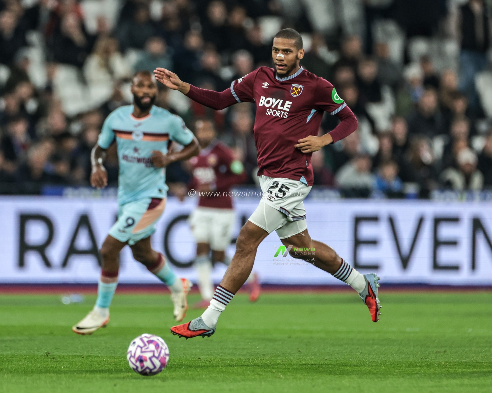 Jean-Clair Todibo of West Ham United breaks with the ball during the Premier League match West Ham United vs Brentford at London Stadium, London, United Kingdom, 20th October 2025

(Photo by Mark Cosgrove/News Images)
