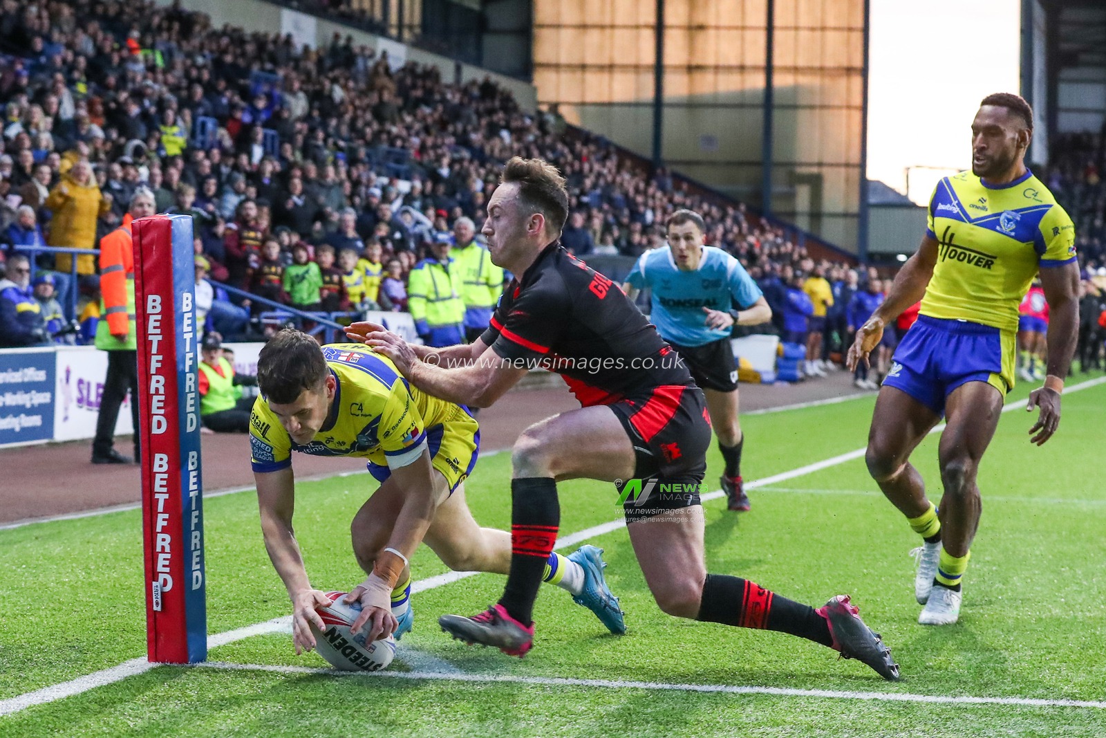 Josh Thewlis of Warrington Wolves goes over for a try and makes the score 6-10 during the Betfred Challenge Cup match Widnes Vikings vs Warrington Wolves at DCBL Stadium, Widnes, United Kingdom, 15th March 2025

(Photo by Gareth Evans/News Images)