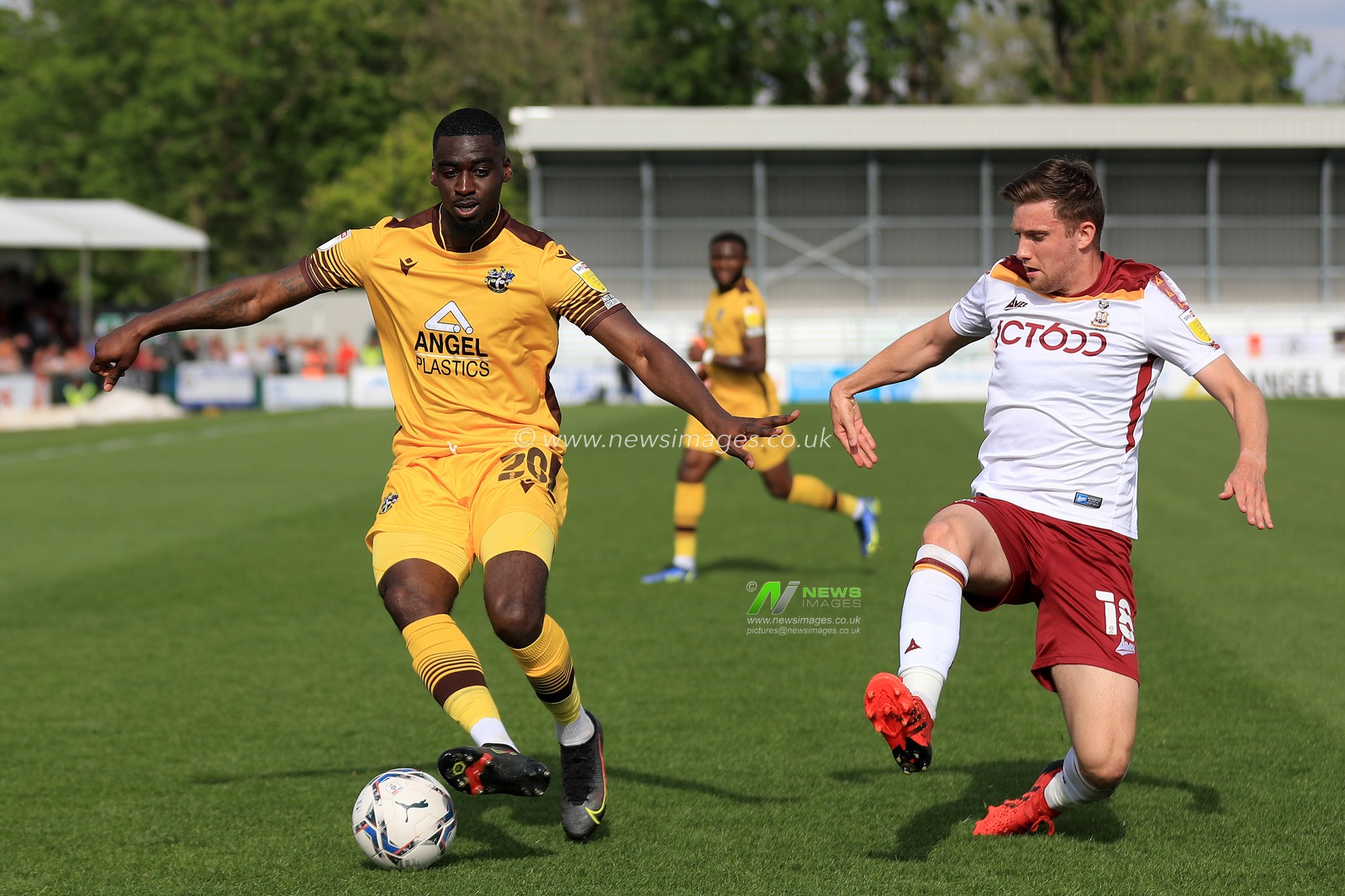 Enzio Boldewijn #20 of Sutton United in action.
