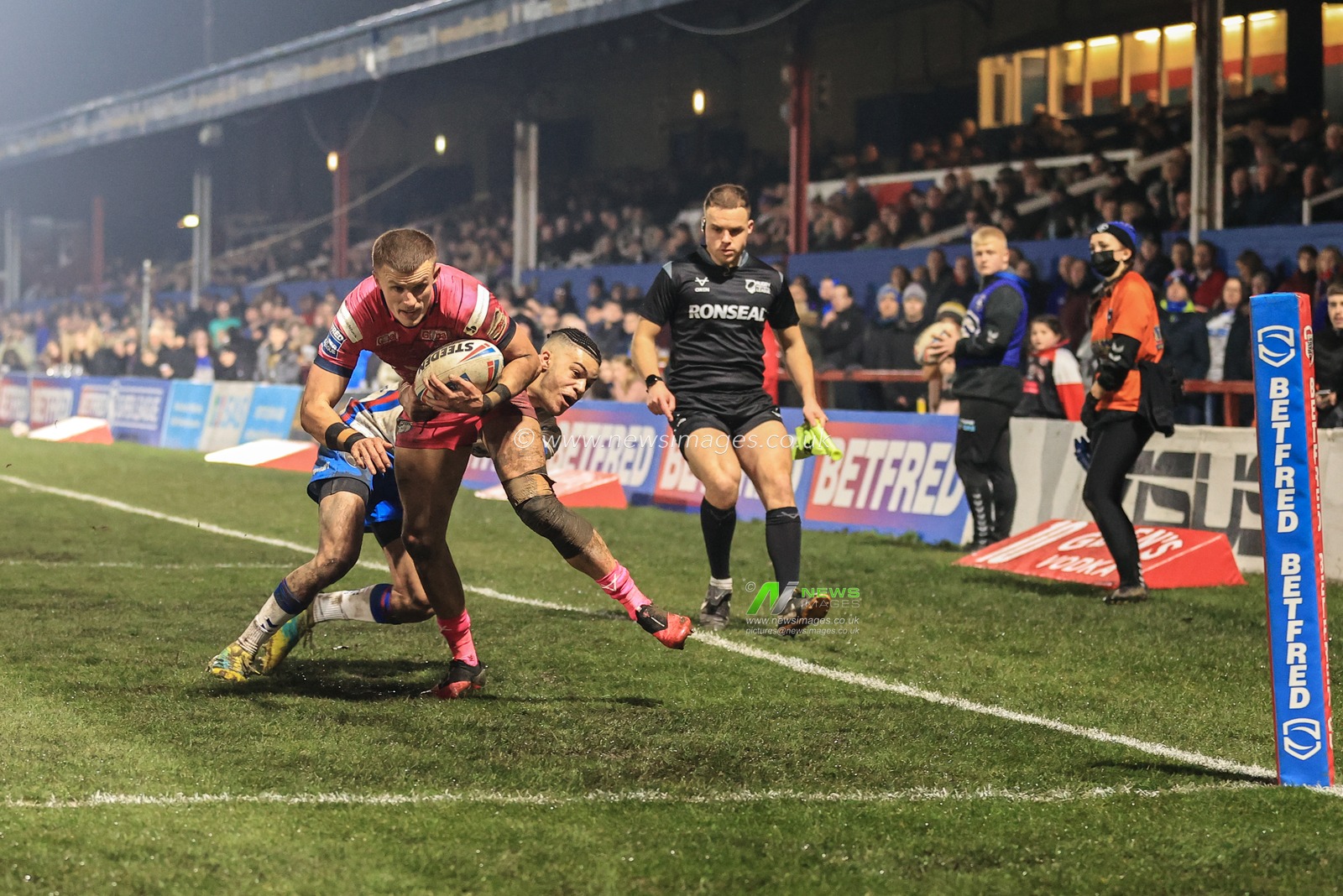 Ash Handley of Leeds Rhinos scores a hat-trick of tryâ€™s as he goes over in the corner