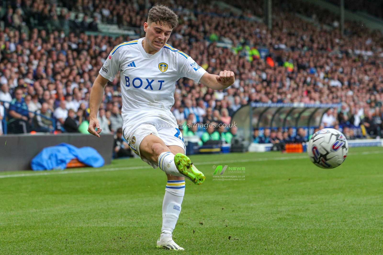 Daniel James #20 of Leeds United crosses the ball during the Sky Bet Championship match Leeds United vs Bristol City at Elland Road, Leeds, United Kingdom, 7th October 2023

(Photo by James Heaton/News Images)
