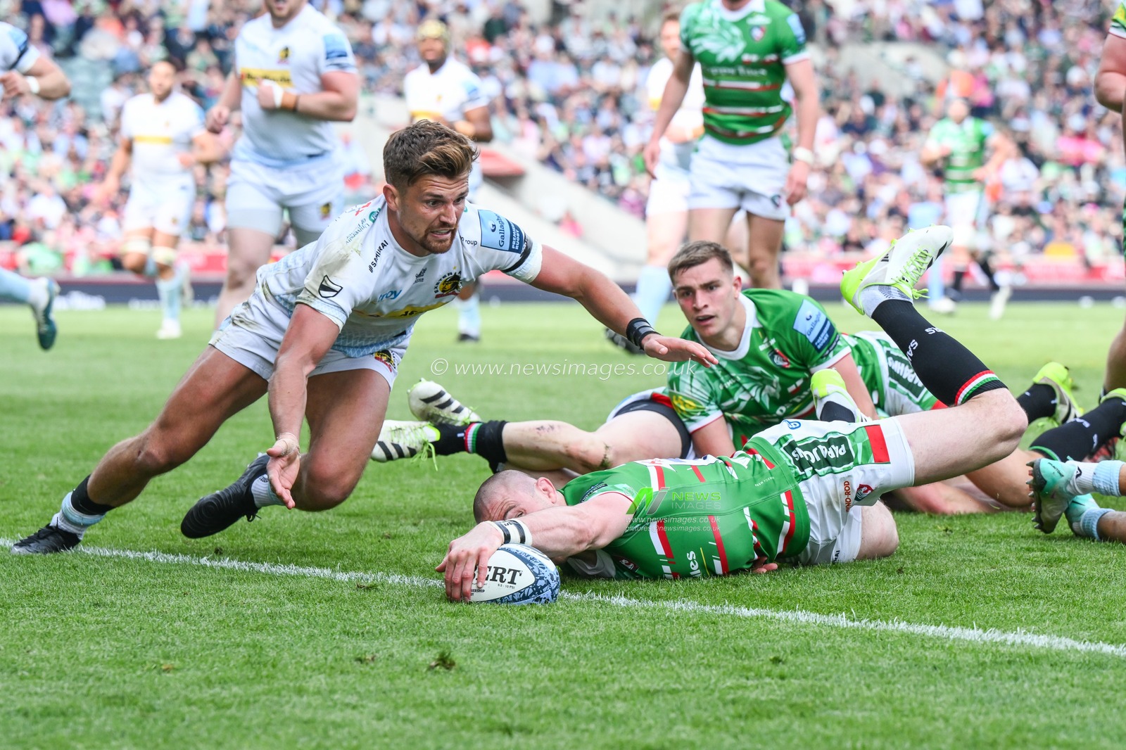 Mike Brown of Leicester Tigers goes over for a try during the Gallagher Premiership match Leicester Tigers vs Exeter Chiefs at Mattioli Woods Welford Road, Leicester, United Kingdom, 18th May 2024

(Photo by Craig Thomas/News Images)