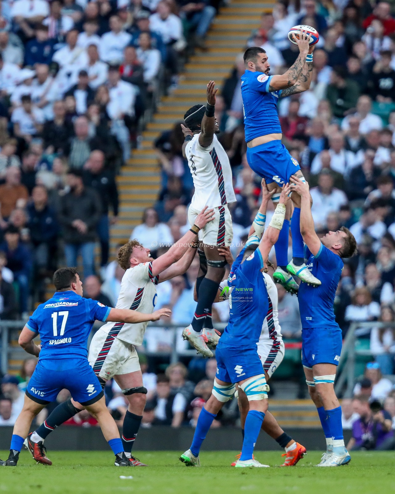 Simone Ferrari of Italy wins the line-outduring the 2025 Guinness 6 Nations match England vs Italy at Allianz Stadium, Twickenham, United Kingdom, 9th March 2025

(Photo by Izzy Poles/News Images)