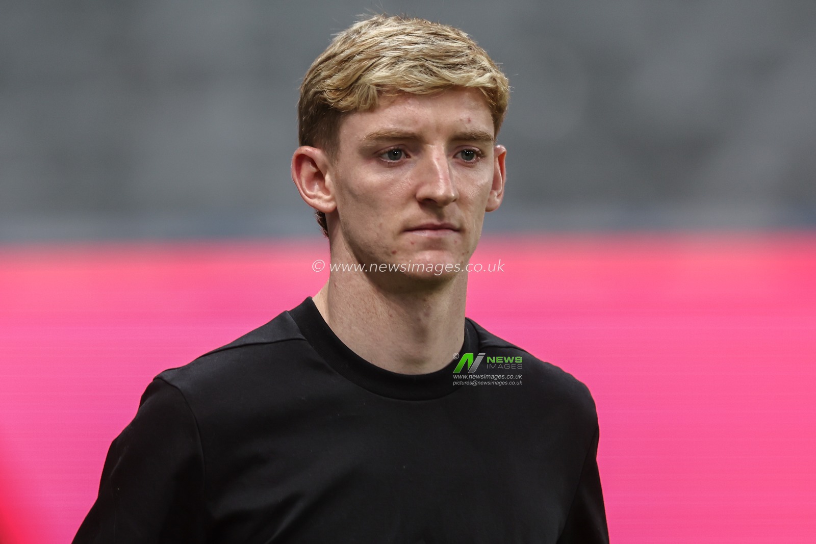 Anthony Gordon of Newcastle United arrives during the Carabao Cup Last 16 match Newcastle United vs Chelsea at St. James's Park, Newcastle, United Kingdom, 30th October 2024

(Photo by Mark Cosgrove/News Images)