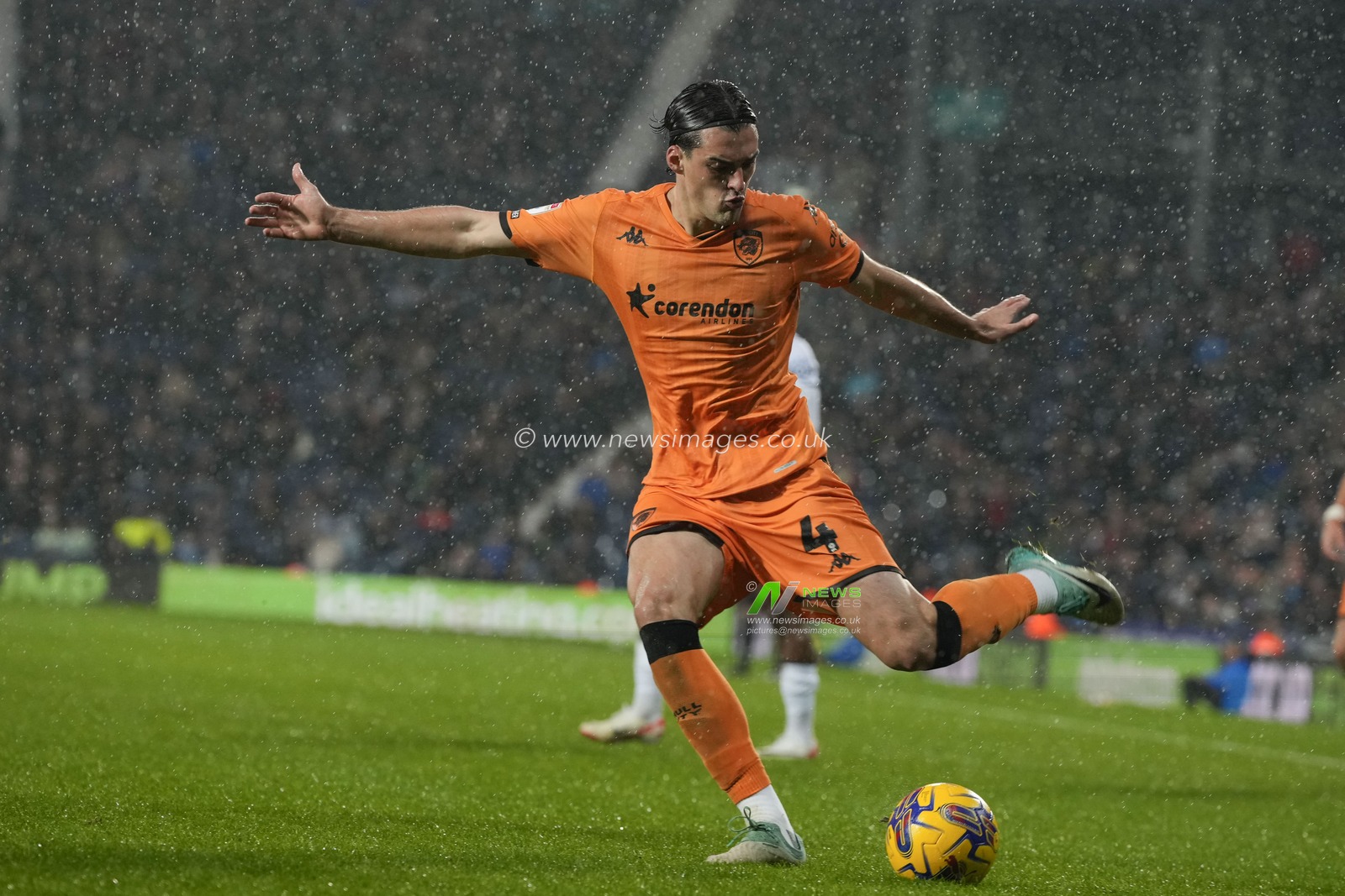 Jacob Greaves #4 of Hull City sets to cross the ball during the Sky Bet Championship match West Bromwich Albion vs Hull City at The Hawthorns, West Bromwich, United Kingdom, 4th November 2023

(Photo by Steve Flynn/News Images)
