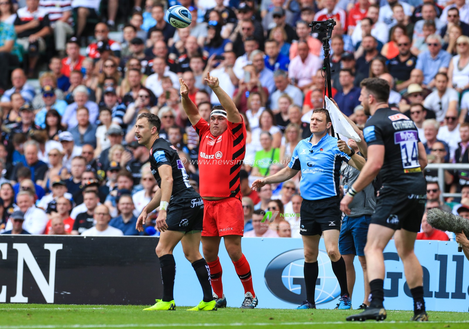 1st June 2019 , Twickenham, Twickenham Stadium, England ; Gallagher English Premiership Play-Off Final 2019, Exeter Chiefs vs Saracens ; Jamie George (02) of Saracens throws the ball in.

Credit: Georgie Kerr/News Images