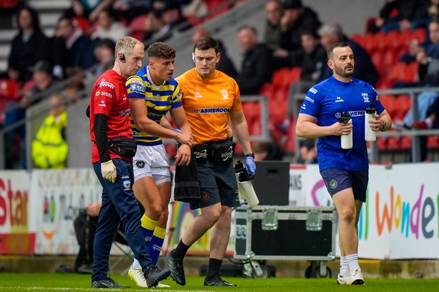 Zack Gardner of Warrington goes off with an injury during the Betfred Super League round 14 match St Helens vs Warrington Wolves at The BrewDog Stadium, St Helens, United Kingdom on 11 June 2026

(Photo by Maynard Manyowa/News Images)