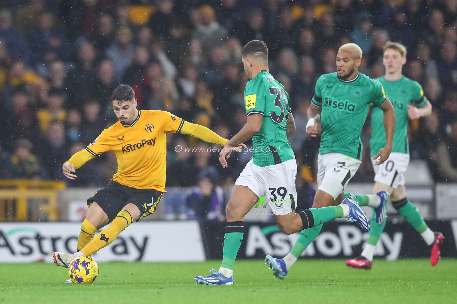Pedro Neto #7 of Wolverhampton Wanderers runs with the ball during the Premier League match Wolverhampton Wanderers vs Newcastle United at Molineux, Wolverhampton, United Kingdom, 28th October 2023

(Photo by Gareth Evans/News Images)