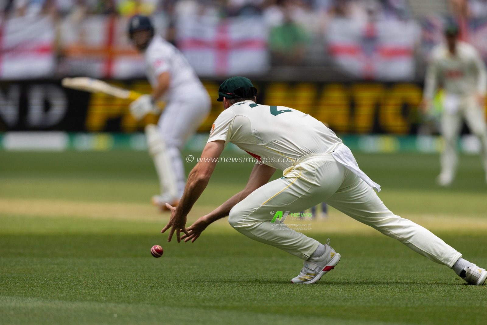 Beau Webster of Australia dives to catch the ball during the NRMA Insurance Ashes First Test Day 2 Australia vs England at Optus Stadium, Perth, Australia, 22nd November 2025

(Photo by Santanu Banik/News Images)

*** GER AUT SUI OUT ***