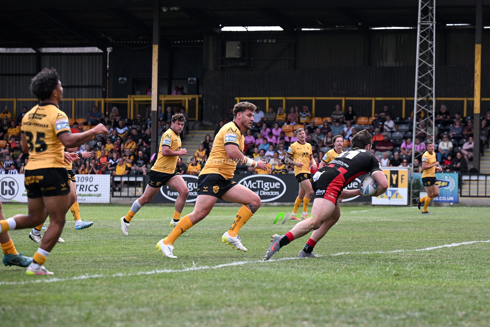 Adam Holroyd of Warrington Wolves scores his team's first try during the Betfred Super League round 21 match Castleford Tigers vs Warrington Wolves at OneBore Stadium, Castleford, Untied Kingdom on 01 August 2026

(Photo by Ben Roberts/News Images)
