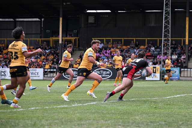 Adam Holroyd of Warrington Wolves scores his team's first try during the Betfred Super League round 21 match Castleford Tigers vs Warrington Wolves at OneBore Stadium, Castleford, Untied Kingdom on 01 August 2026

(Photo by Ben Roberts/News Images)
