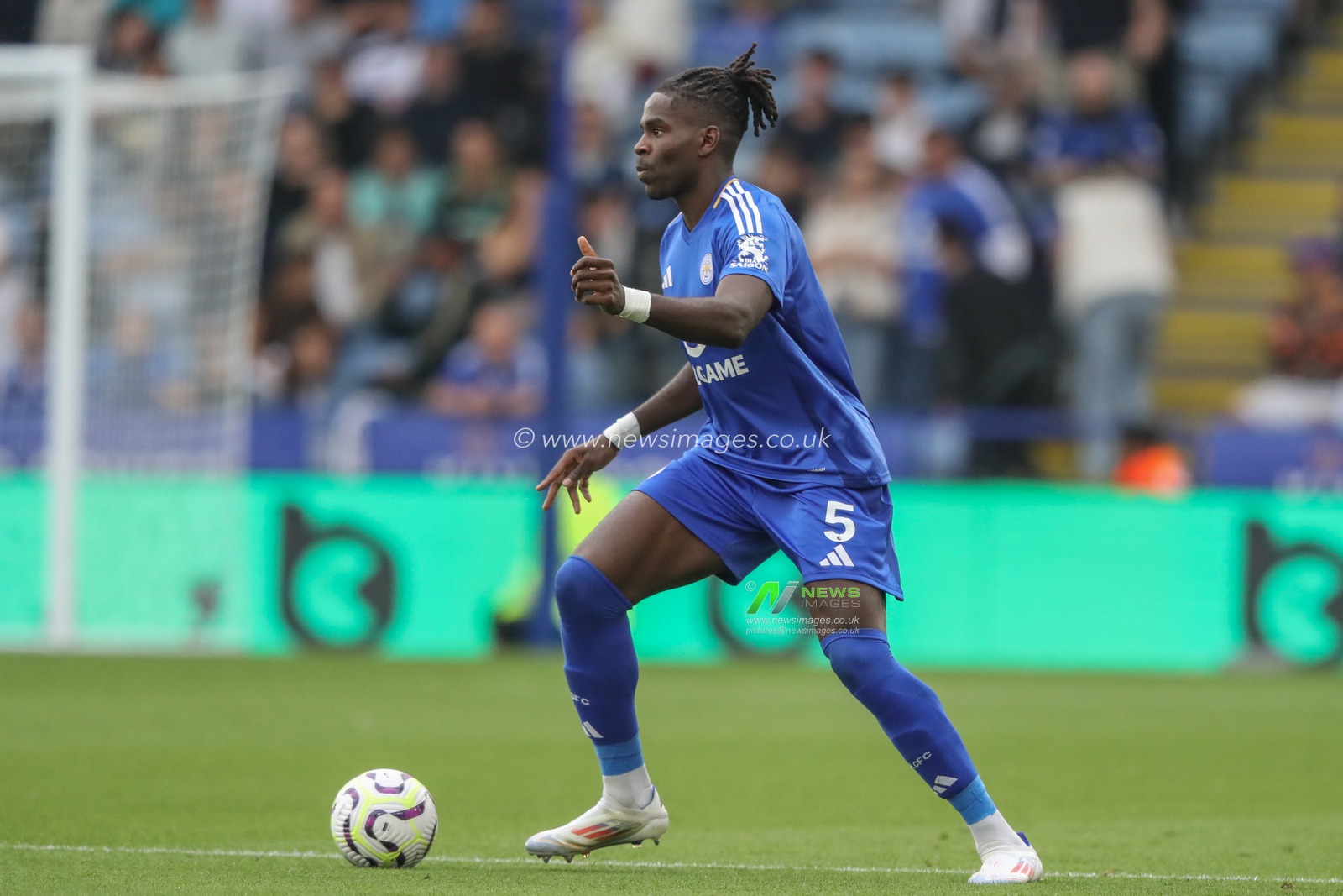 Caleb Okoli of Leicester City breaks with the ball during the Premier League match Leicester City vs Aston Villa at King Power Stadium, Leicester, United Kingdom, 31st August 2024

(Photo by Alfie Cosgrove/News Images)