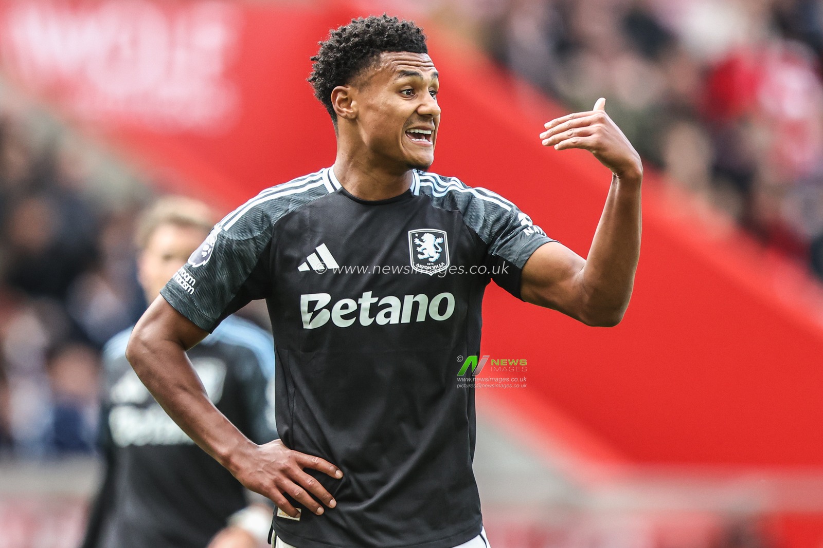 Ollie Watkins of Aston Villa gives his team instructions during the Premier League match Sunderland vs Aston Villa at Stadium Of Light, Sunderland, United Kingdom, 20th September 2025

(Photo by Alfie Cosgrove/News Images)