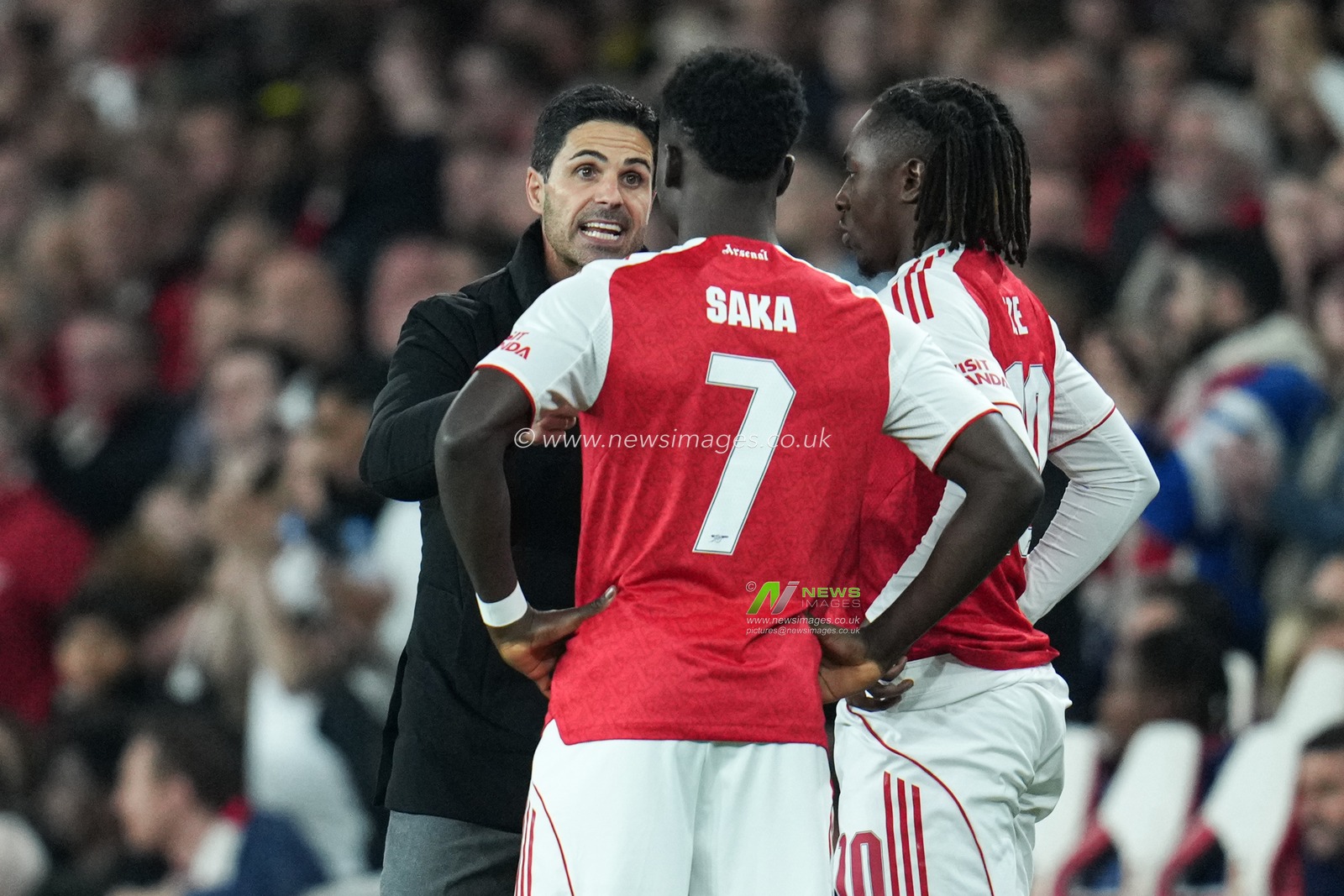 Mikel Arteta manager of Arsenal speaking to Bukayo Saka of Arsenal and Eberechi Eze of Arsenal during the UEFA Champions League match Arsenal vs Olympiakos FC at Emirates Stadium, London, United Kingdom, 1st October 2025

(Photo by Harvey Murphy/News Images)