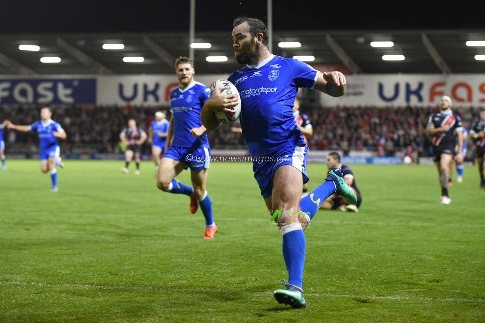 13th September 2019 ,  AJ Bell Stadium, Salford, England ;  Betfred Super League Rugby, Round 29, Salford Red Devils vs Hull KR ; Kane Linnett (23) of Hull KR scores a try making it 10-14

Credit: Richard Long/News Images