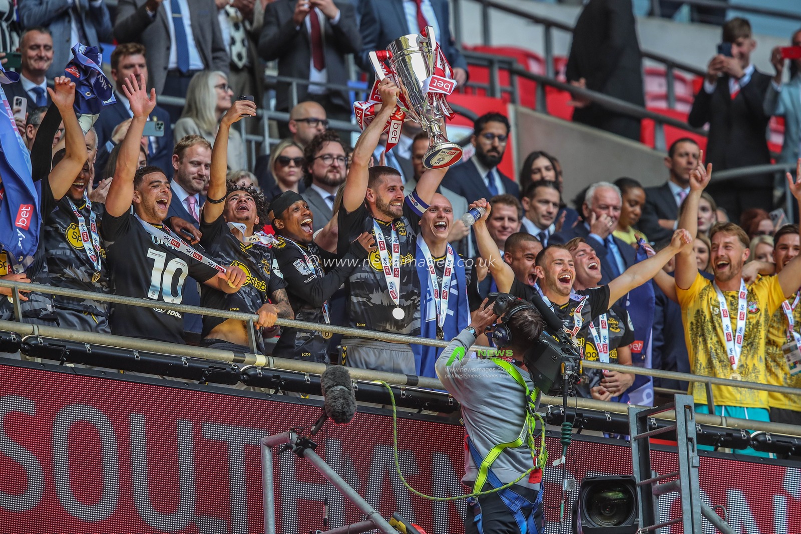 Jack Stephens of Southampton lifts the Sky Bet Championship Play-Off trophy after his team win 0-1 during the Sky Bet Championship Play-Off Final match Leeds United vs Southampton at Wembley Stadium, London, United Kingdom, 26th May 2024

(Photo by Gareth Evans/News Images)