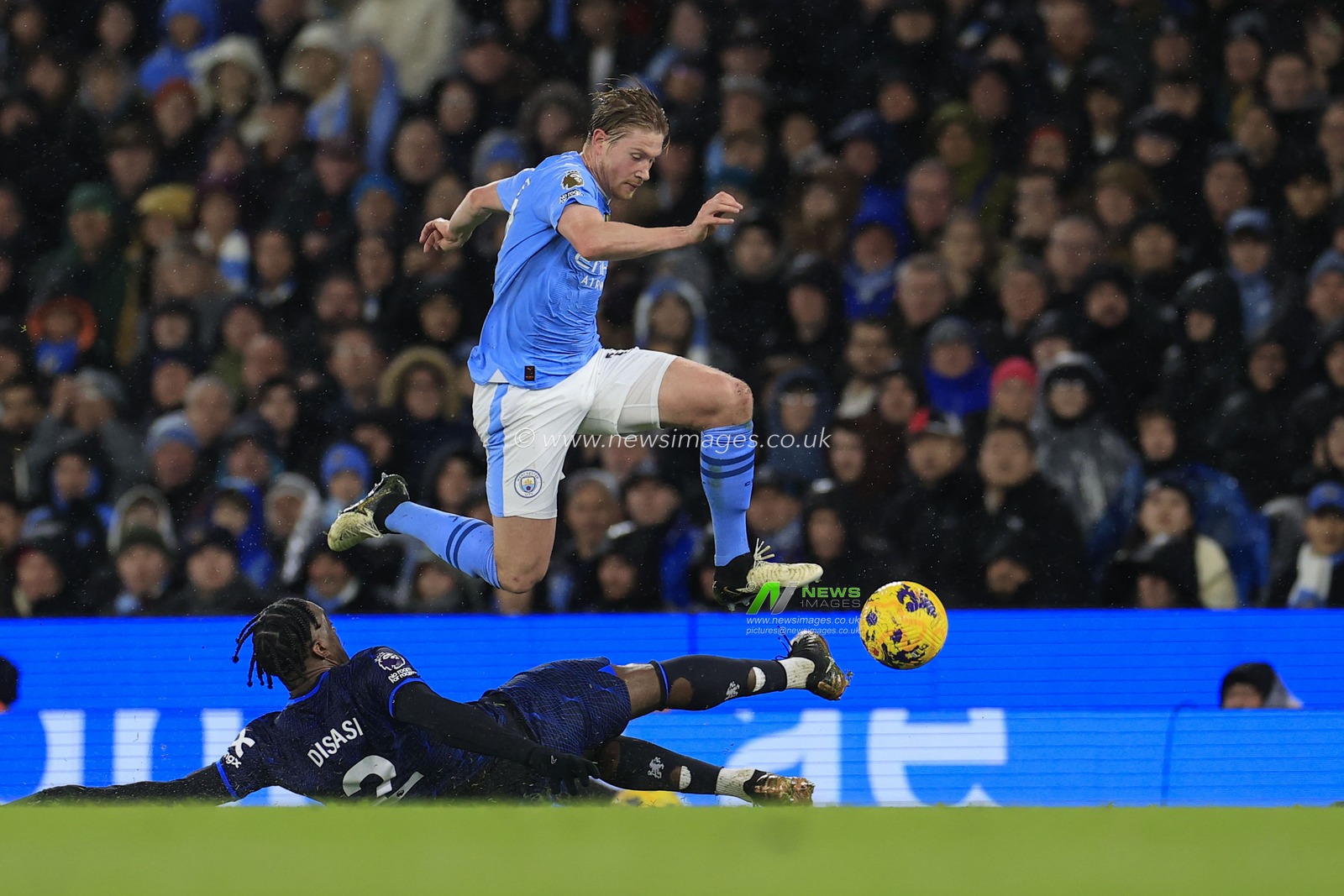 Kevin De Bruyne of Manchester City runs past Axel Disasi of Chelsea during the Premier League match Manchester City vs Chelsea at Etihad Stadium, Manchester, United Kingdom, 17th February 2024

(Photo by Conor Molloy/News Images)
