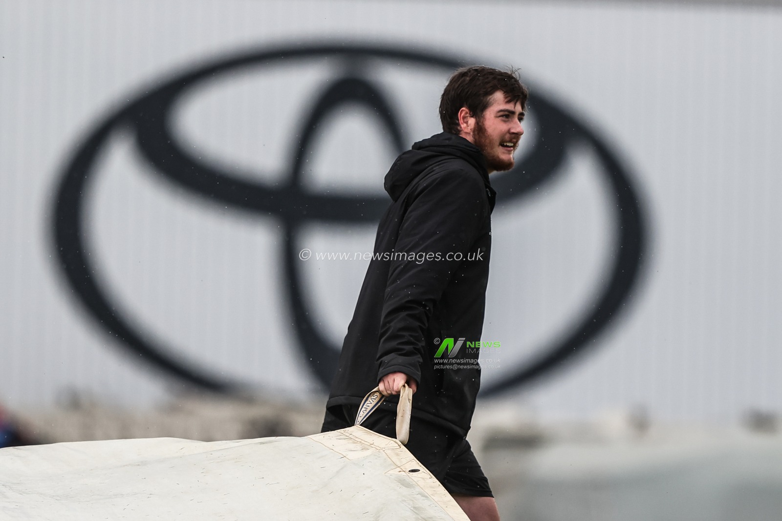 Ground staff pull out the rain covers for the second time during the Rothesay 5th Rothesay Test Day 1 Match England v India at The Kia Oval, London, United Kingdom, 31st July 2025

(Photo by Alfie Cosgrove/News Images)
