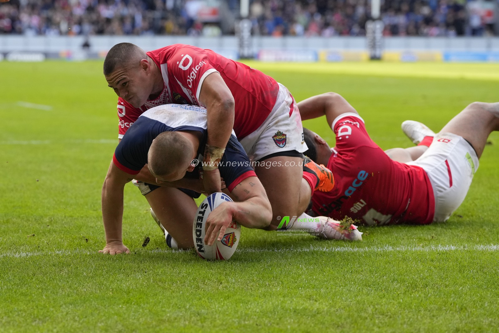 Mikey Lewis #6 of England stretches for the line to score a try during the Rugby League International match England vs Tonga at Totally Wicked Stadium, St Helens, United Kingdom, 22nd October 2023

(Photo by Steve Flynn/News Images)