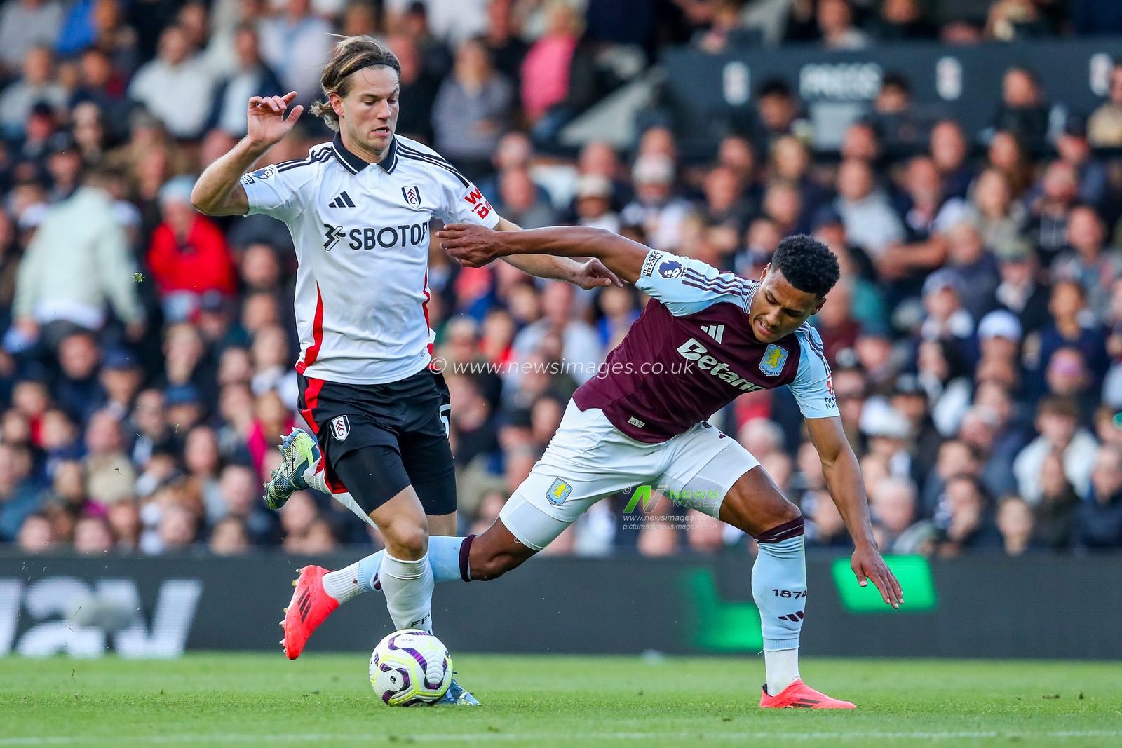 Ollie Watkins of Aston Villa is fouled by Joachim Andersen of Fulham during the Premier League match Fulham vs Aston Villa at Craven Cottage, London, United Kingdom, 19th October 2024

(Photo by Izzy Poles/News Images)