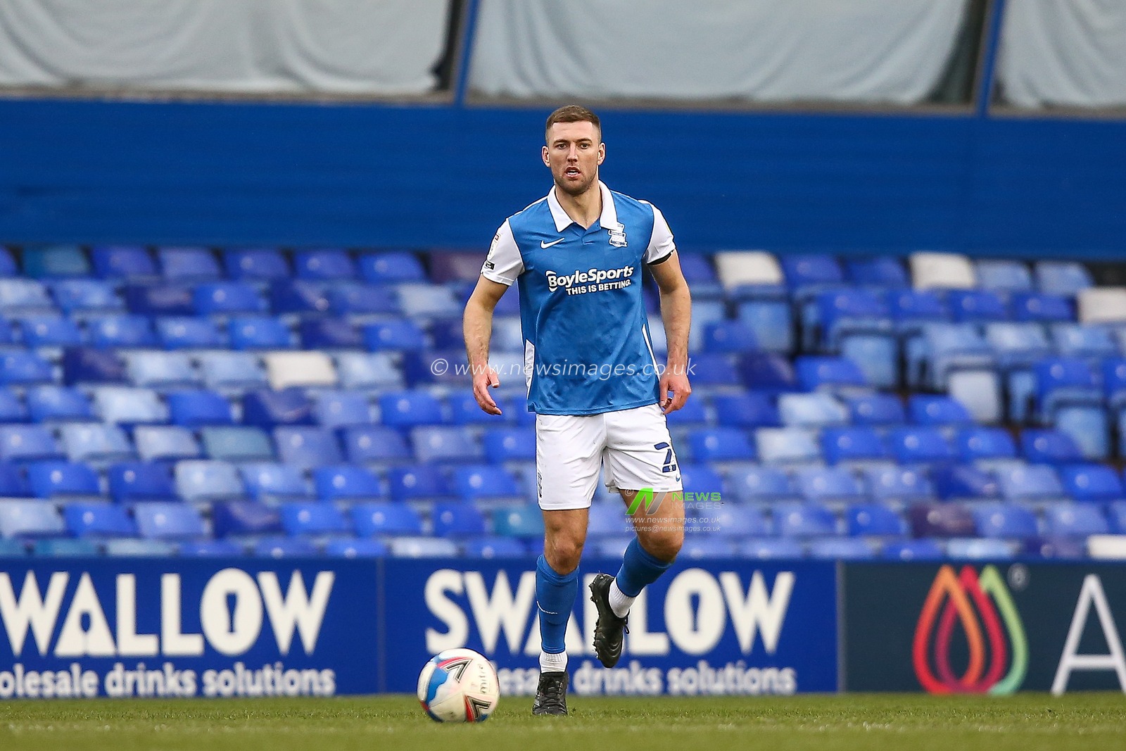 Gary Gardner #20 of Birmingham City dribbles the ball