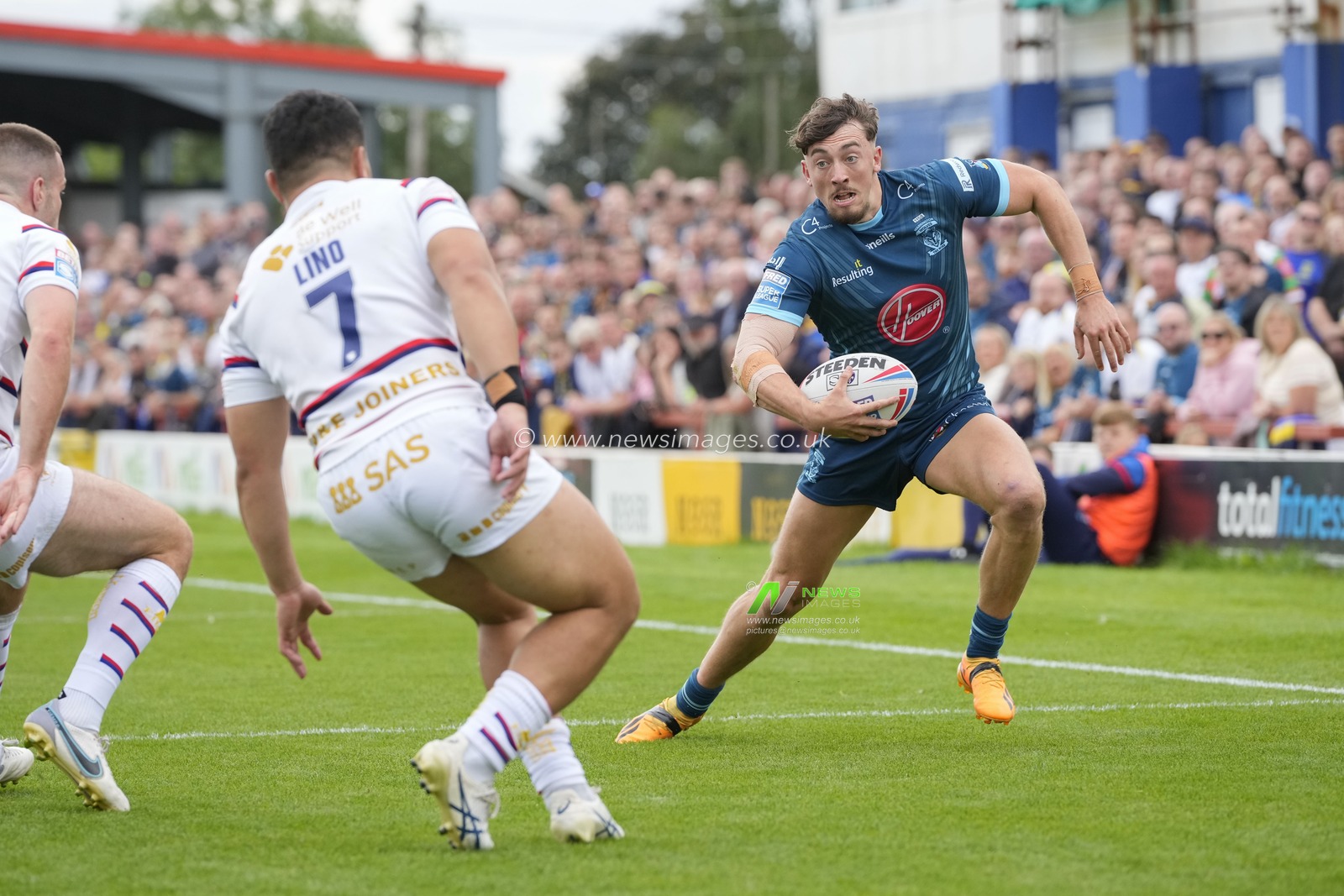 Matty Ashton #5 of Warrington Wolves runs at Mason Lino #7 of Wakefield Trinity during the Betfred Super League Round 20 match Wakefield Trinity vs Warrington Wolves at The Be Well Support Stadium, Wakefield, United Kingdom, 30th July 2023

(Photo by Steve Flynn/News Images)