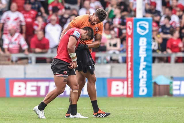 Jayden Nikorima of Salford Red Devils holds his injured arm during the Betfred Super League Round 18 match Salford Red Devils vs Castleford Tigers at Salford Community Stadium, Eccles, United Kingdom, 13th July 2025

(Photo by Alfie Cosgrove/News Images)