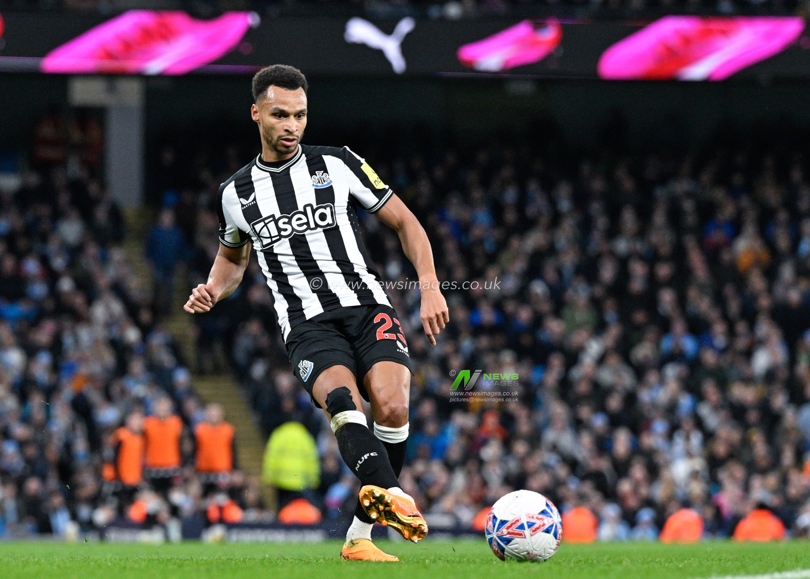 Jacob Murphy of Newcastle United passes the ball, during the Emirates FA Cup Quarter- Final match Manchester City vs Newcastle United at Etihad Stadium, Manchester, United Kingdom, 16th March 2024

(Photo by Cody Froggatt/News Images)