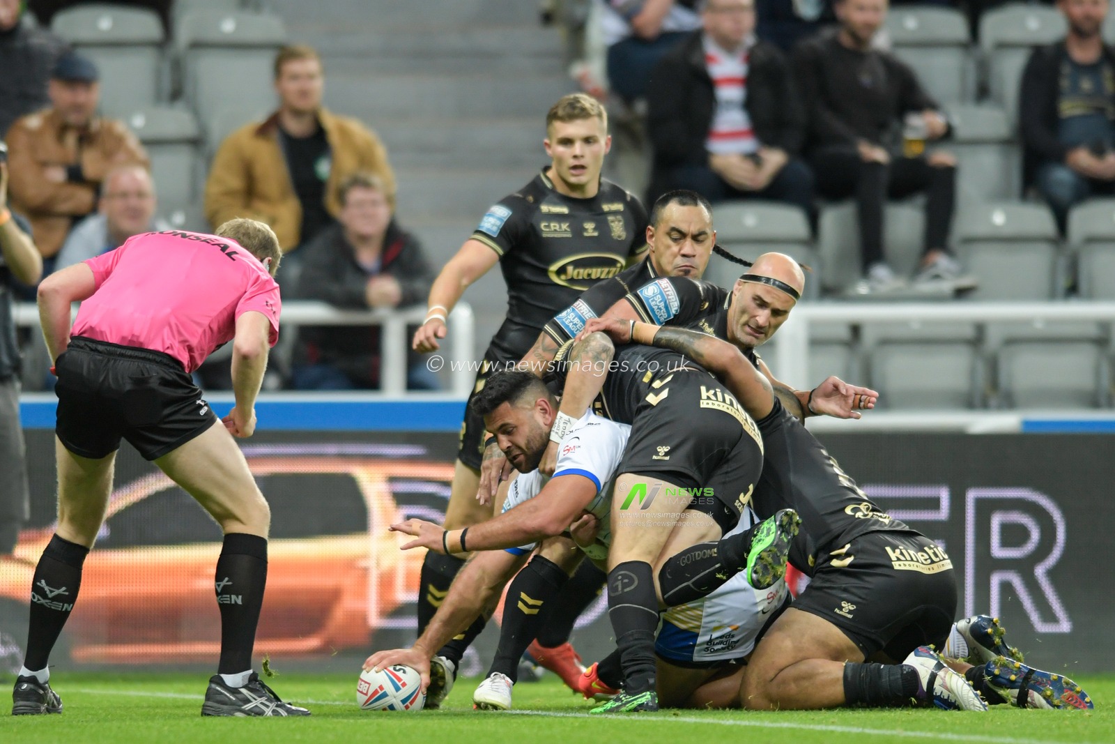 Rhyse Martin (12) of Leeds Rhinos goes over for a try to make it 4-0
