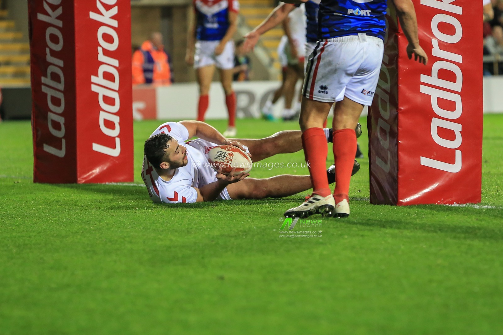 17th October 2018 , Leigh Sports Village,  Leigh, England;  Rugby League International, England v France ; Jake Connor of England goes over for a try


Credit:   Mark Cosgrove/News Images