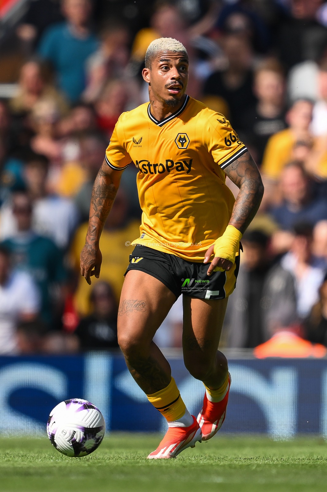 Mario Lemina of Wolverhampton Wanderers makes a break with the ball during the Premier League match Liverpool vs Wolverhampton Wanderers at Anfield, Liverpool, United Kingdom, 19th May 2024

(Photo by Craig Thomas/News Images)