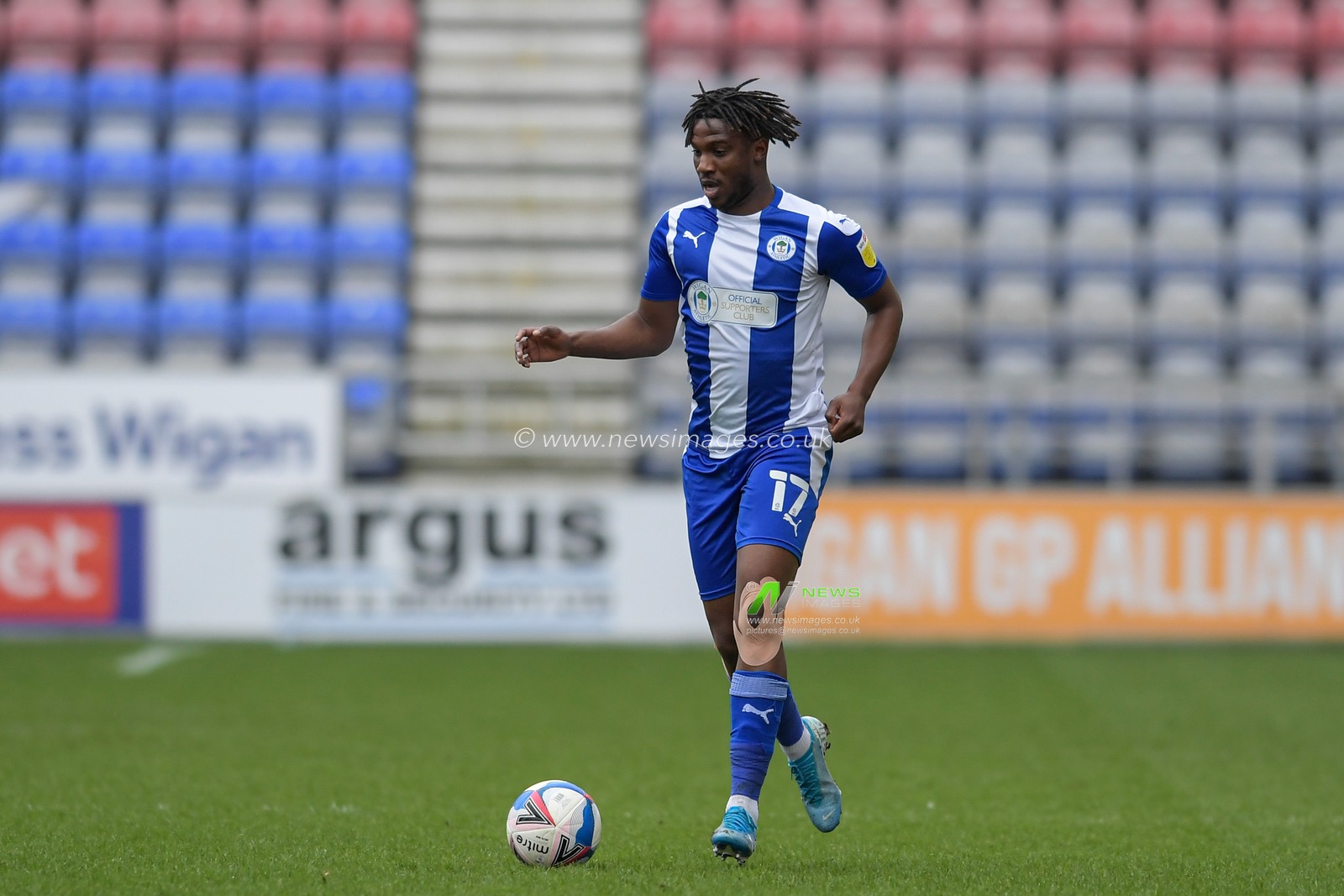 Viv Solomon-Otabor #17 of Wigan Athletic runs with the ball