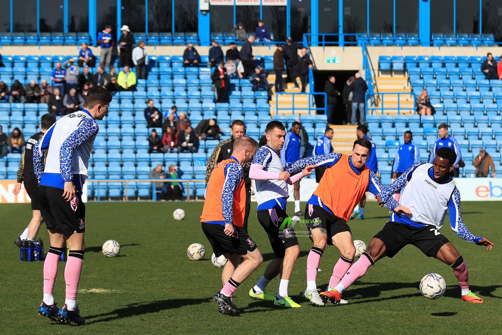 Lee Gregory #9 of Sheffield Wednesday warming up prior to kick off.