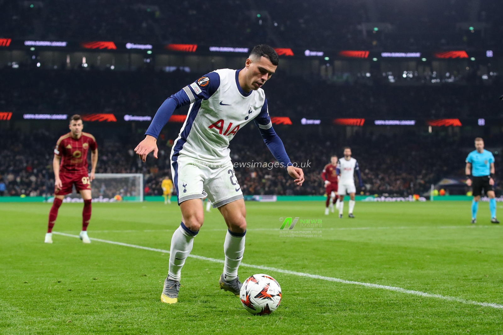 Pedro Porro of Tottenham Hotspur with the ball during the UEFA Europa League - League Stage match Tottenham Hotspur vs A.S. Roma at Tottenham Hotspur Stadium, London, United Kingdom, 28th November 2024

(Photo by Gareth Evans/News Images)