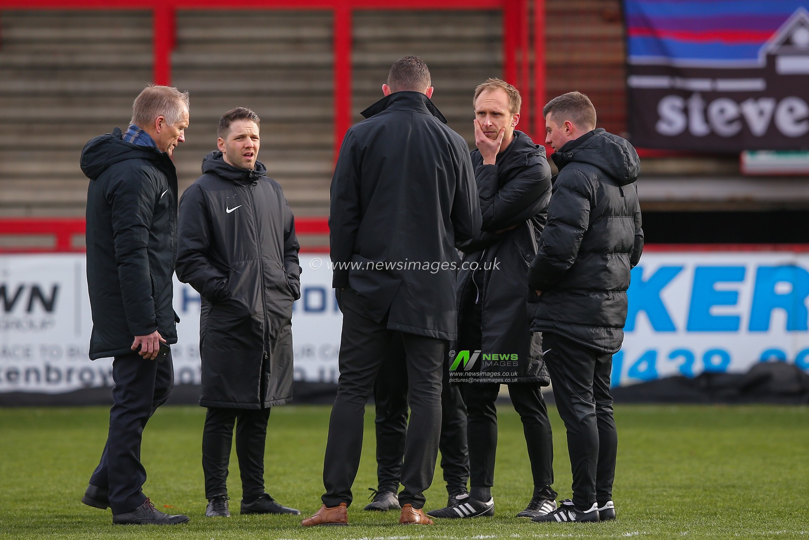 Referee Sam Purkiss talks to Neill Collins Head coach of Barnsley during the Sky Bet League 1 match Stevenage vs Barnsley at Lamex Stadium, Stevenage, United Kingdom, 20th January 2024

(Photo by Gareth Evans/News Images)