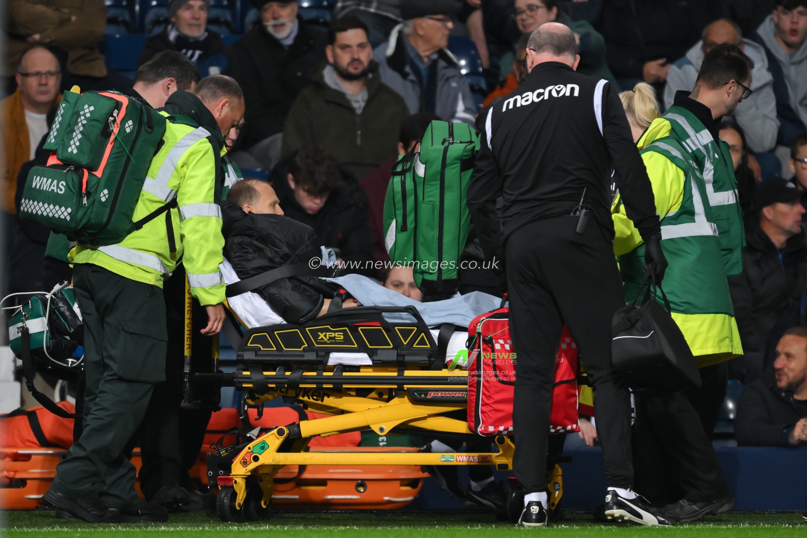 Assistant Referee Rob Smith leaves on a stretcher during the Sky Bet Championship match West Bromwich Albion vs Middlesbrough at The Hawthorns, West Bromwich, United Kingdom, 1st October 2024

(Photo by Craig Thomas/News Images)