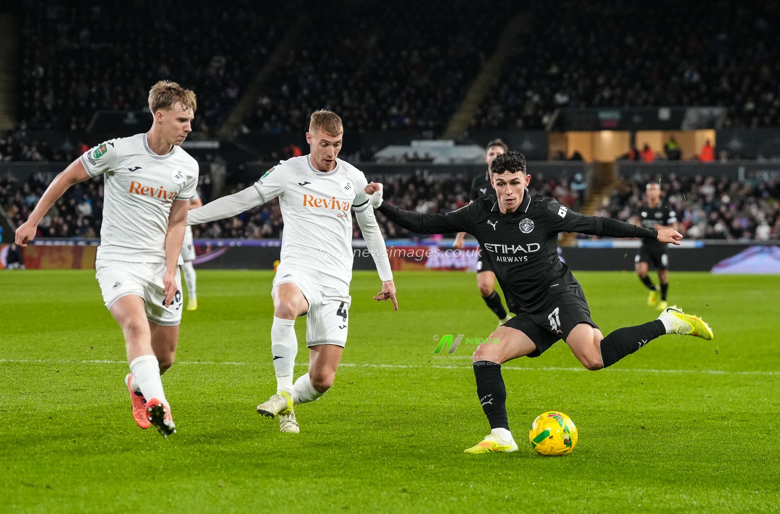 Phil Foden of Manchester City has a shot on goal during the Carabao Cup Last 16 Swansea City vs Manchester City at Swansea.com Stadium, Swansea, United Kingdom, 29th October 2025

(Photo by Andrew Lewis/News Images)

*** GER AUT SUI OUT ***