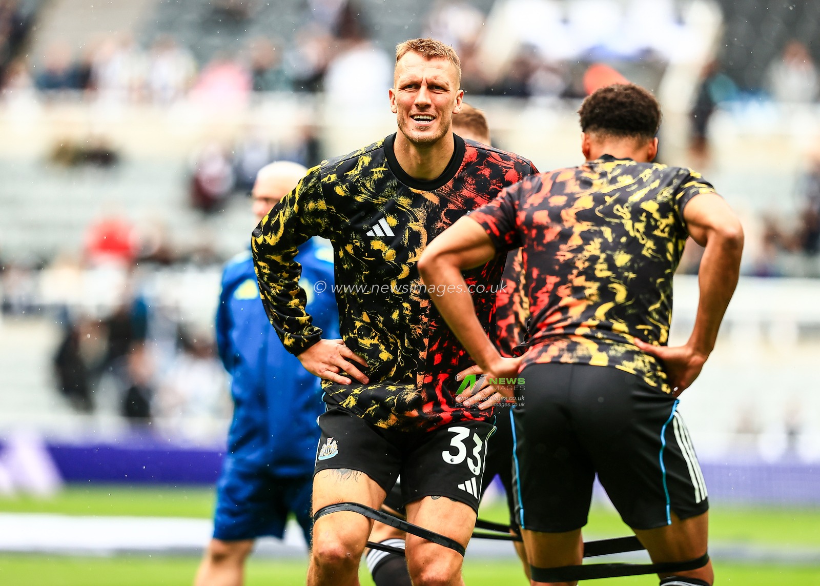 Dan Burn of Newcastle United in the pregame warmup session during the Premier League match Newcastle United vs Wolverhampton Wanderers at St. James's Park, Newcastle, United Kingdom, 13th September 2025

(Photo by Richard Bierton/News Images)