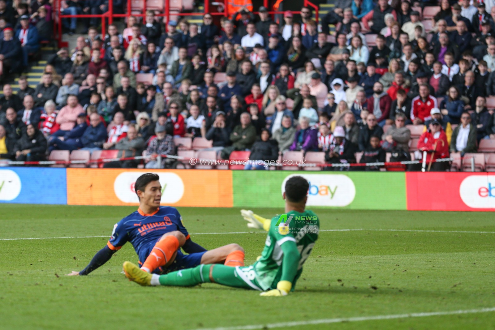Kenny Dougall #12 of Blackpool scores to make it 2-3 during the Sky Bet Championship match Sheffield United vs Blackpool at Bramall Lane, Sheffield, United Kingdom, 15th October 2022

(Photo by Arron Gent/News Images)
