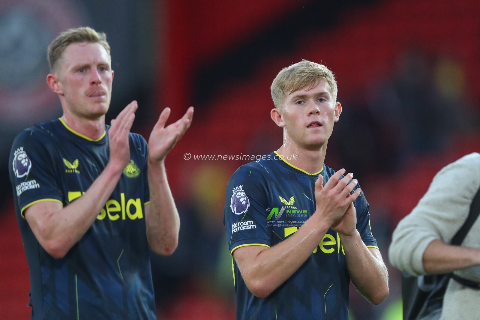 Lewis Hall #20 of Newcastle United applauds the travelling fans after the Premier League match Sheffield United vs Newcastle United at Bramall Lane, Sheffield, United Kingdom, 24th September 2023

(Photo by Gareth Evans/News Images)