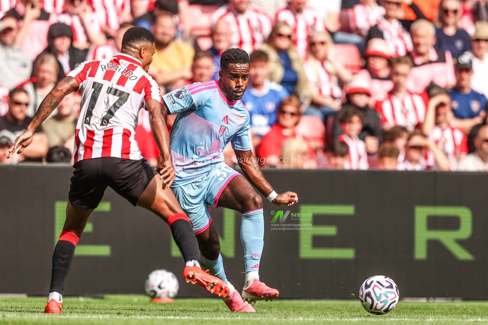 Ryan Sessegnon of Fulham passes the ball during the Premier League match Sunderland vs Fulham at Stadium Of Light, Sunderland, United Kingdom on 30 August 2026

(Photo by Alfie Cosgrove/News Images)