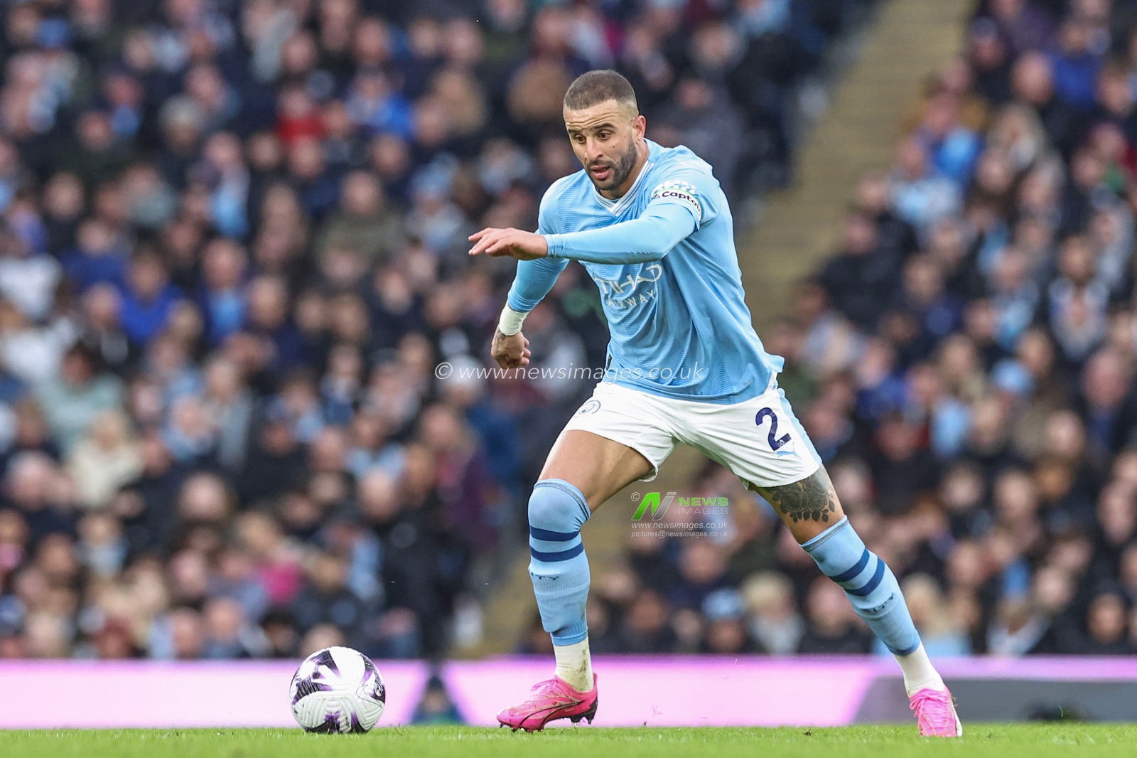 Kyle Walker of Manchester City breaks with the ball during the Premier League match Manchester City vs Manchester United at Etihad Stadium, Manchester, United Kingdom, 3rd March 2024

(Photo by Mark Cosgrove/News Images)