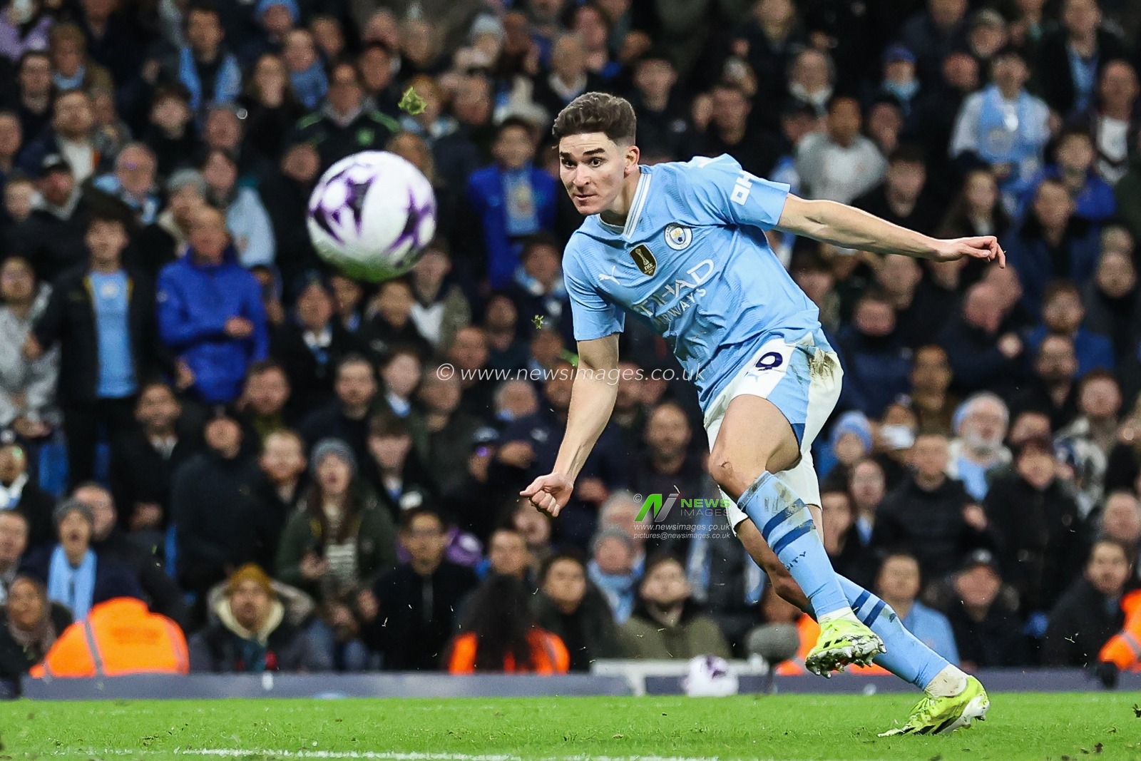 JuliÃ¡n Ãlvarez of Manchester City shoots on goal during the Premier League match Manchester City vs Aston Villa at Etihad Stadium, Manchester, United Kingdom, 3rd April 2024

(Photo by Mark Cosgrove/News Images)