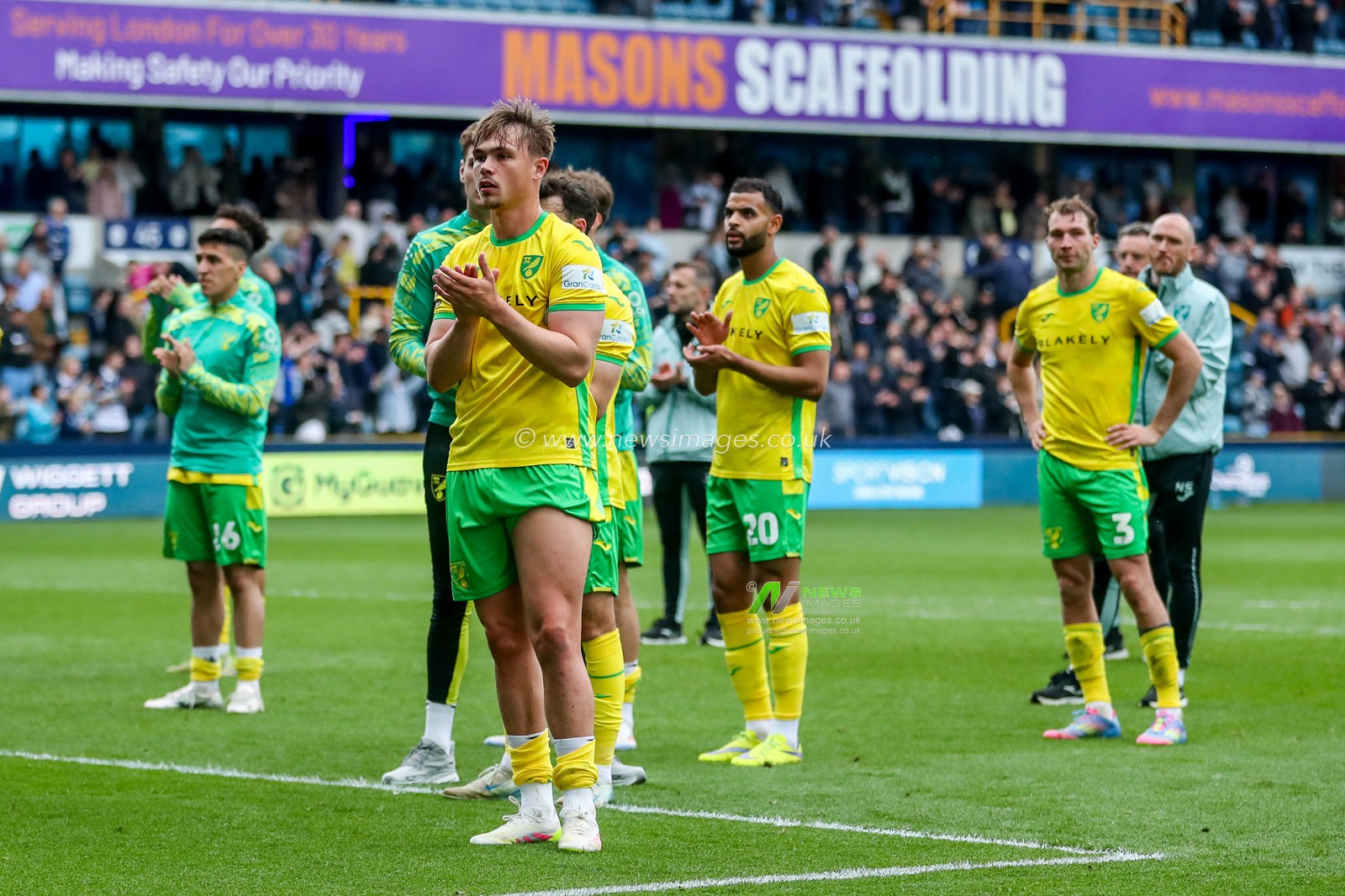 Norwich City acknowledge the fans after the teams defeat following the Sky Bet Championship match Millwall vs Norwich City at The Den, London, United Kingdom, 21st April 2025

(Photo by Izzy Poles/News Images)